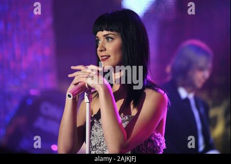 Milano, 18 Novembre 2008 : concerto dal vivo di Katy Perry in studi televisivi della Rai di Milano: il cantante Katy Perry durante il concerto Foto Stock