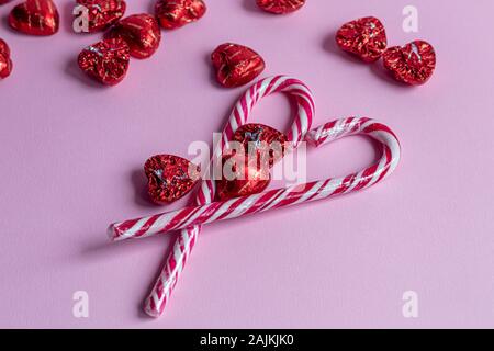 Giornata della madre, la Giornata della donna, il giorno di San Valentino o  il compleanno su un sfondo rosa. Caramelle a forma di cuore con la scritta  Lyubimov, caramello stic Foto stock - Alamy