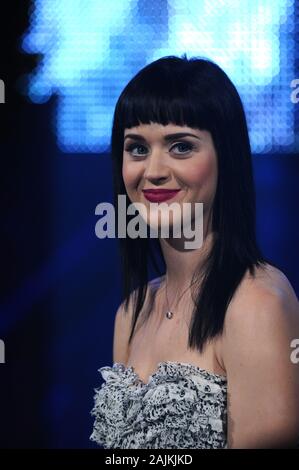 Milano, 18 Novembre 2008 : concerto dal vivo di Katy Perry in studi televisivi della Rai di Milano: il cantante Katy Perry durante il concerto Foto Stock