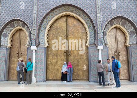 Le persone di fronte all'ingresso al Dar al Makhzen (noto anche come Palazzo Reale o il Palazzo Reale) in Fes (fez), Marocco Foto Stock
