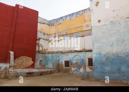 Edifici colorati a Fes (conosciuto anche come Fez) con alcuni intonaci che cadono dalle mura, Marocco Foto Stock