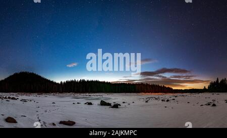 In inverno il paesaggio notturno foto panoramica su Shiroka poliana lago in montagna Rhodope, Bulgaria Foto Stock