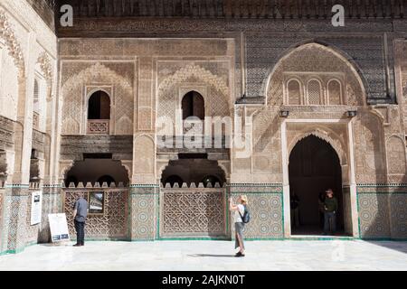 Turisti Che Visitano Bou Inania Madrasa A Fes (Fez), Marocco Foto Stock