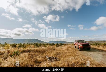 Red pickup camion vicino al Fire ring in un punto di spartamento, Greenville, Maine Foto Stock