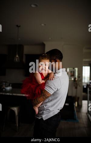 African American Dad Holding figlia biraciale Foto Stock