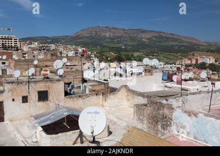 Molti piatti satellitari sui tetti degli edifici di Fes (anche conosciuto come Fez), Marocco Foto Stock