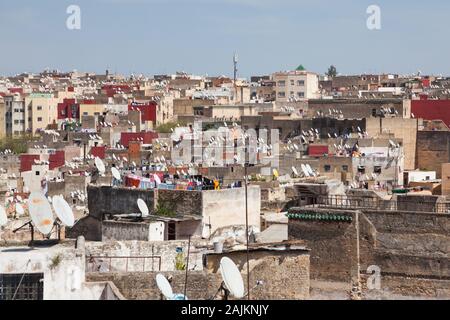 Molti piatti satellitari sui tetti degli edifici di Fes (noto anche come Fez), Marocco Foto Stock