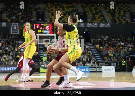 Bilbao, Paesi Baschi. 4 gennaio, 2020. KAMILE NACICKAITE (23) difendere durante il gioco tra Lointek Gernika e Mann-Filter Casablanca a Miribilla Arena di Bilbao in Bilbao. Sabato 4 Gennaio, 2020. Credit: Edu Del Fresno/ZUMA filo/Alamy Live News Foto Stock