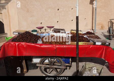 Lo stallo della strada con date a Fes (conosciuto anche come Fez), Marocco Foto Stock