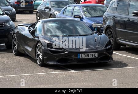 McLaren 720s auto sportiva del prelievo di due spazi di parcheggio Foto Stock