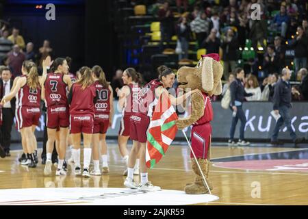 Bilbao, Paesi Baschi. 4 gennaio, 2020. NAIARA DIEZ saluto a la mascotte durante il gioco tra Lointek Gernika e Mann-Filter Casablanca a Miribilla Arena di Bilbao in Bilbao. Sabato 4 Gennaio, 2020. Credit: Edu Del Fresno/ZUMA filo/Alamy Live News Foto Stock