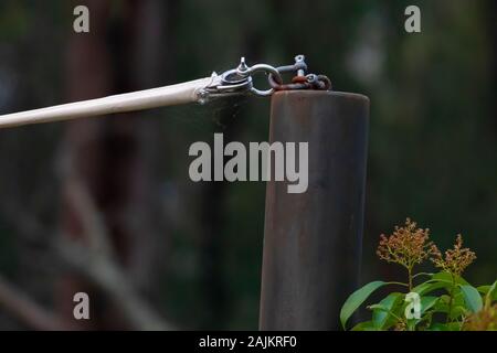 Un acciaio inossidabile il tenditore grillo collegato ad un black metal pole tenendo in mano un panno di ombra Foto Stock