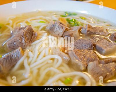 Immagine ravvicinata di una ciotola di deliziose carni bovine noodle, mangiato al Taipei, Taiwan Foto Stock