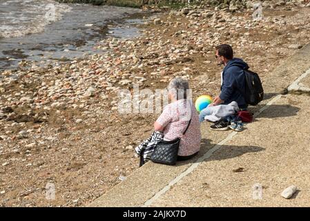 foto di due persone d eta che si accoppiano trascorrendo del tempo libero insieme guardando un divertente serial seding comodo divano foto stock alamy