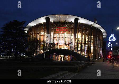 Il Waterside Theatre di notte, Aylesbury, Buckinghamshire, Regno Unito Foto Stock