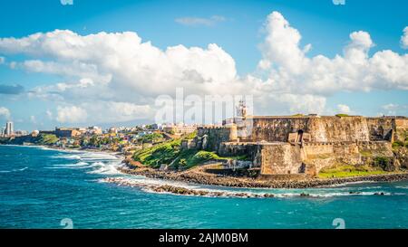 Paesaggio panoramico del castello storico El Morro lungo il litorale di San Juan, Puerto Rico. Foto Stock