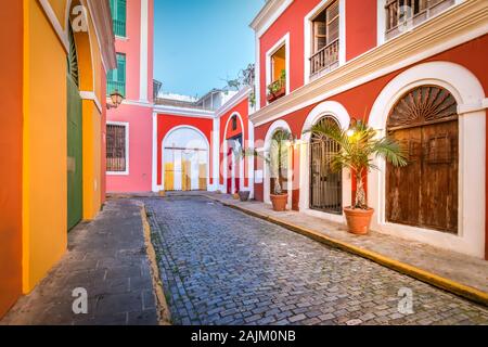 Strada di ciottoli nella vecchia San Juan, Puerto Rico. Vista serale. Foto Stock