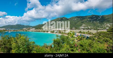 Paesaggio panoramico vista di Emerald Beach e l'aeroporto di Charlotte Amalie West, San Tommaso, dei Caraibi. Foto Stock