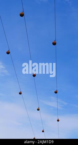 Bird scarers su linee di alimentazione , blu cielo Foto Stock