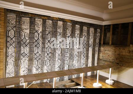 Parete originale in Tudor House all'interno della Contea di Bucks Museum, Aylesbury, Buckinghamshire, UK Foto Stock