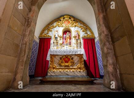 I dettagli delle cappelle laterali della vecchia chiesa parrocchiale di San Martino, in Pombal, Coimbra, Portogallo Foto Stock