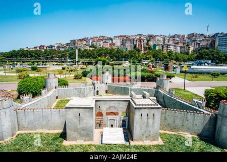 Istanbul, Turchia - 12 Luglio 2017: la copia ridotta del Yedikule Dungeons in Miniaturk Park Foto Stock