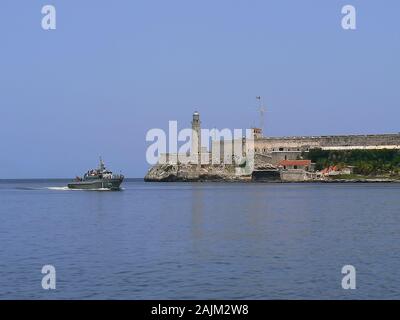 Una piccola barca passando per il Castello di El Morro a l'Avana, Cuba Foto Stock