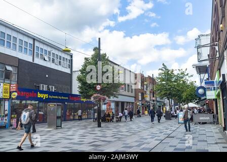 Slough centro citta': centrale pedonale e dai negozi, con mercato nei giorni feriali, Berkshire, Regno Unito Foto Stock