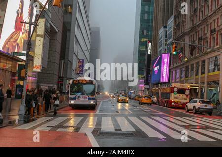 New York, NY - Gennaio 05, 2020: Times Square è avvolta nella nebbia pesante nella città di New York. Foto Stock