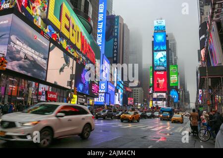 New York, NY - Gennaio 05, 2020: Times Square è avvolta nella nebbia pesante nella città di New York. Foto Stock