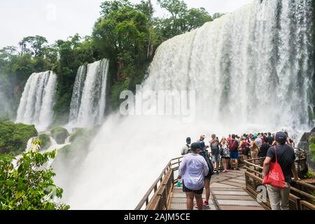 Puerto Iguazu, Argentina - Circa Novembre 2019: turisti da Salto Bossetti, una delle cascate del Parco Nazionale di Iguazu Foto Stock
