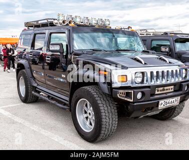 Samara, Russia - 18 Maggio 2019: Nero luxury Hummer auto parcheggio presso la strada di città Foto Stock