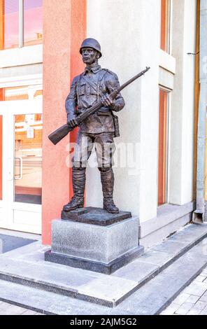 Samara, Russia - 25 Maggio 2019: scultura del soldato dell'esercito rosso Foto Stock