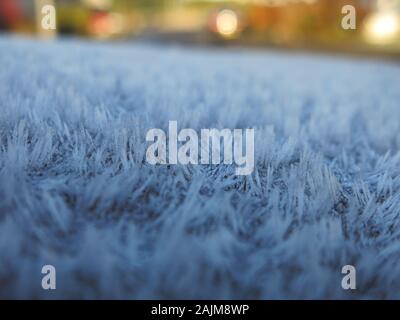 Close-up / abstract: un Hogmanay hard frost provoca pollici-Lunghi ghiaccioli sul tetto di un'automobile per la Vigilia di Capodanno, Scozia 2019. Foto Stock