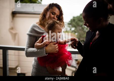 Blended Family in piedi sul balcone Foto Stock