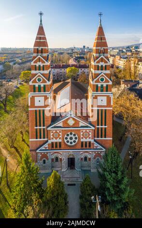 Budapest, Ungheria - Aerial drone vista del la parrocchiale di San Michele Chiesa su un autunno mattina con cielo blu chiaro Foto Stock