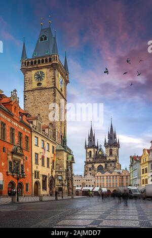 Praga, Repubblica ceca - La Piazza della Città Vecchia con il vecchio municipio edificio con l'Orologio Astronomico la torre e la chiesa di Nostra Signora di Týn su un Dece Foto Stock