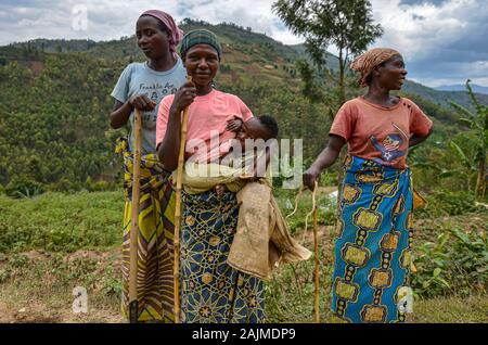 Tyazo, Ruanda - Settembre 2019: Donne in appoggio dopo aver lavorato nel giardino di Tyazo il 13 settembre 2019 in Tyazo, Ruanda. Foto Stock