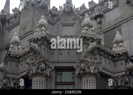 Il capitale e la parte superiore della facciata con sculture di animali sullo storico edificio Art Nouveau, chiamato 'casa con chimere' (costruito nel 1902) Foto Stock