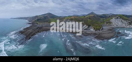 Zumaia e Deba flysch strati geologici strati drone vista aerea panorama, Paese Basco Foto Stock