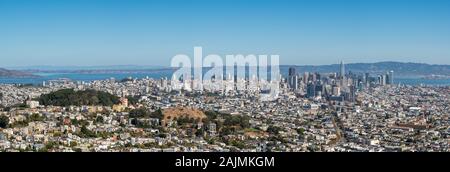 Angolo ampio panorama del centro cittadino di San Francisco con il cielo limpido Foto Stock