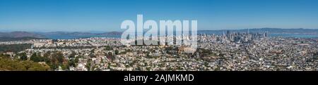 Ampia vista panoramica della San Fransico Downtown Area con l'azzurro del cielo Foto Stock