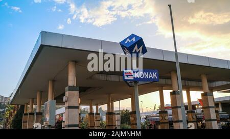 Konak, Izmir / Turchia- 02/16/2019: Una vista dall'ingresso della metropolitana Konak. Izmir, Turchia. Foto Stock