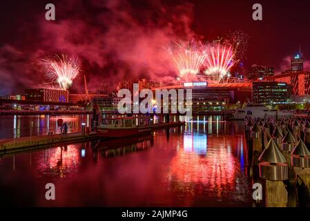 Capodanno fuochi d'artificio per il 2020 a Docklands, Melbourne, Australia Foto Stock