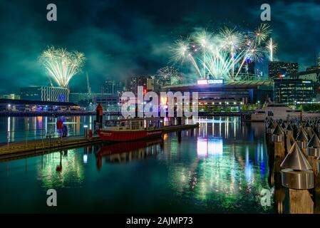 Capodanno fuochi d'artificio per il 2020 a Docklands, Melbourne, Australia Foto Stock