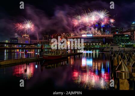 Capodanno fuochi d'artificio per il 2020 a Docklands, Melbourne, Australia Foto Stock