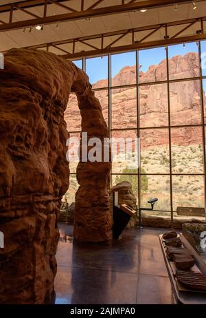 Un modello di arco è in mostra al Parco Nazionale di Arches Visitor Center. Foto Stock