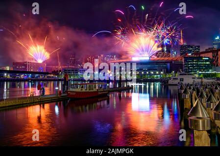 Capodanno fuochi d'artificio per il 2020 a Docklands, Melbourne, Australia Foto Stock