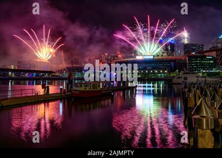 Capodanno fuochi d'artificio per il 2020 a Docklands, Melbourne, Australia Foto Stock