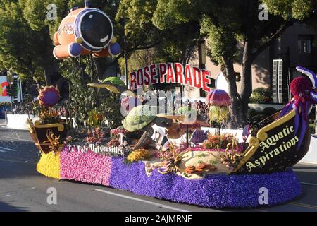 Pasadena, California, Stati Uniti d'America. 1a gen, 2020. La Cal Poly University galleggiante chiamato ''Aquatic aspirazioni'' durante il 2020 Rose Parade. Credito: Catherine Bauknight/ZUMA filo/Alamy Live News Foto Stock